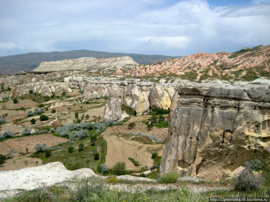 Вид с вершины скалы, в которой разместился заброшенный город Каппадокия - Гереме Национальный Парк, Турция