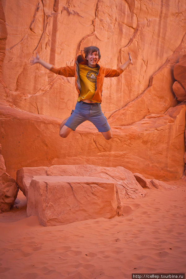 На мягкий песок весело прыгать! Национальный парк Арчес, CША