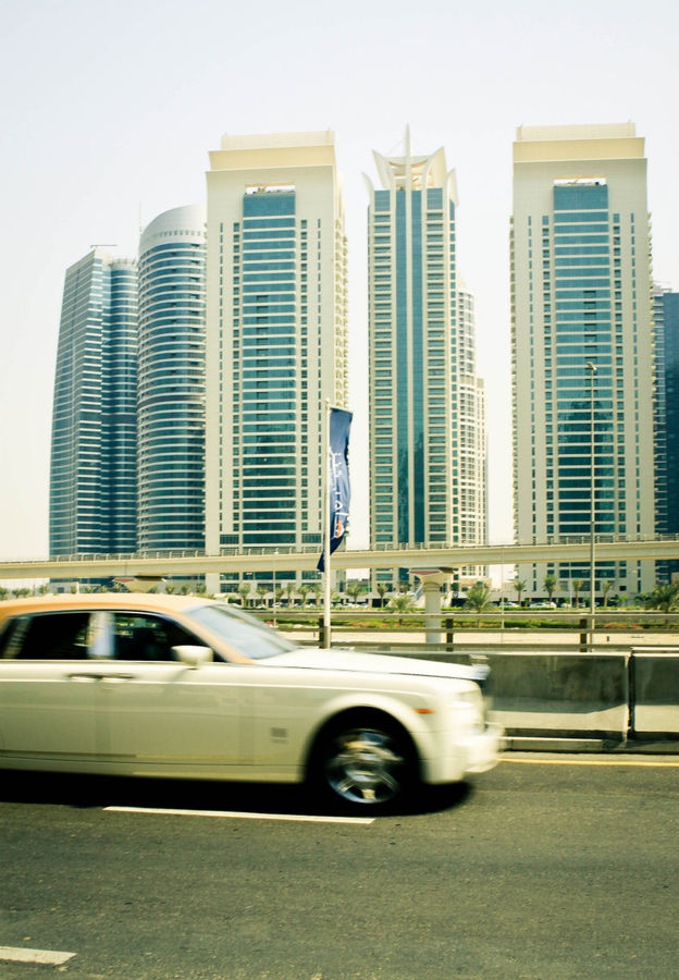 обычная картина для Дубая — обычные люди на обычных Роллс-Ройсах Дубай, ОАЭ