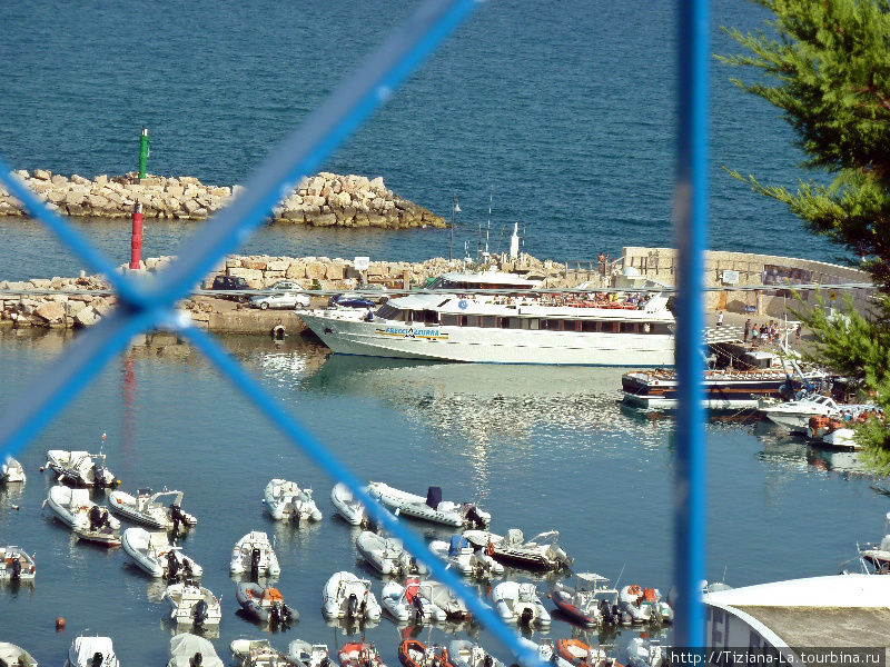 Порт Пескичи со стороны парковки Апулия, Италия