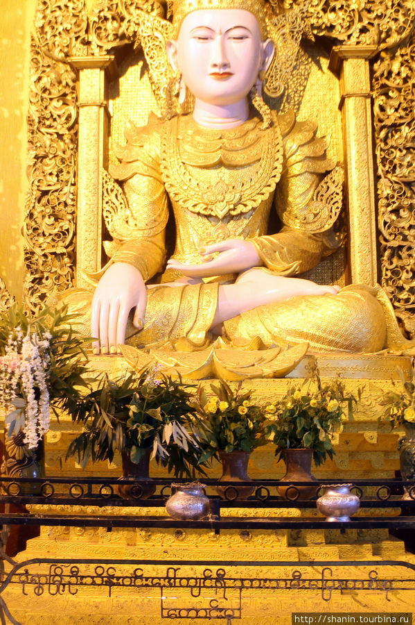 Будда в храме Монива, Мьянма