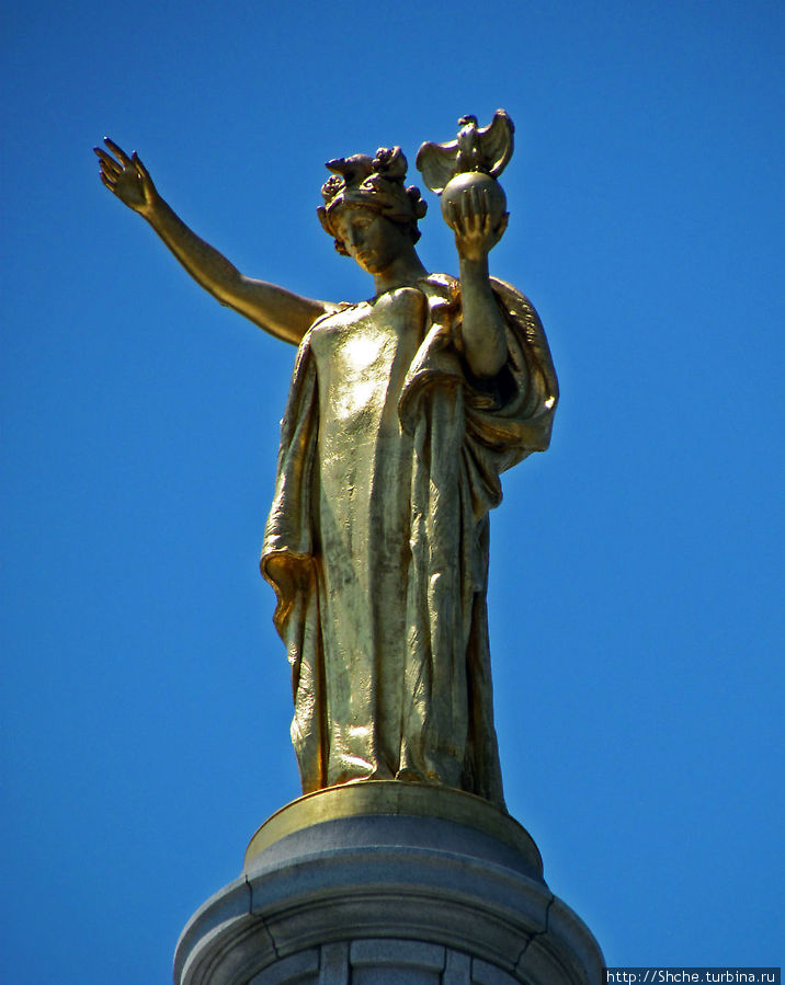 На вершине статуя 