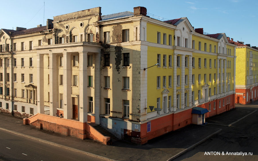 А еще можно часто видеть такие дома. Догадайтесь, где проходит главная улица, а где проулок? :)) Норильск, Россия