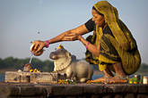 Женщина, совершающая утреннее подношение богам (пуджу). Махешвар, штат Мадхья Прадеш