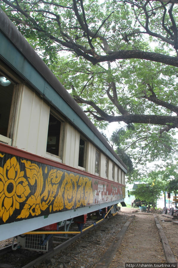 Вагон под деревом в Железнодорожном музее Бангкок, Таиланд
