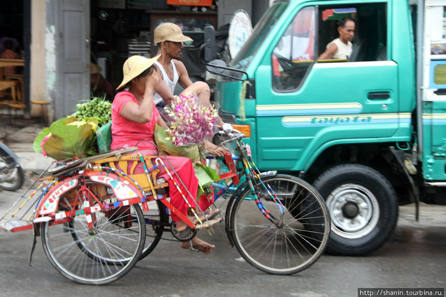 Велорикша — самый популярный вид транспорта Мандалай, Мьянма