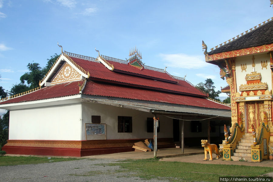 Храмы в монастырек Пхонсаван, Лаос