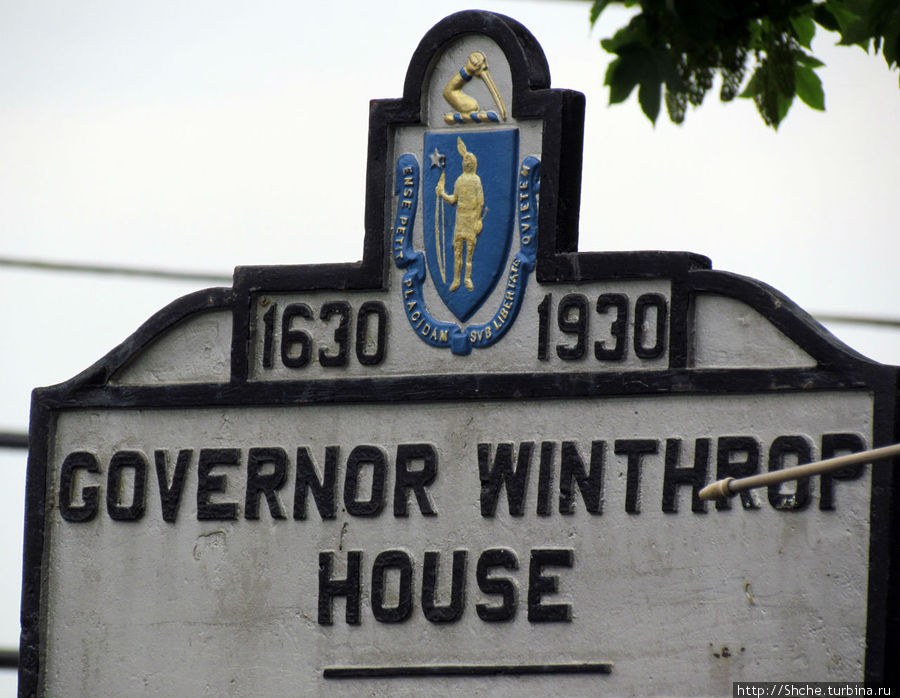 Из таблички видно, это это был дом губернатора на протяжении 300 лет Уинтроп, CША