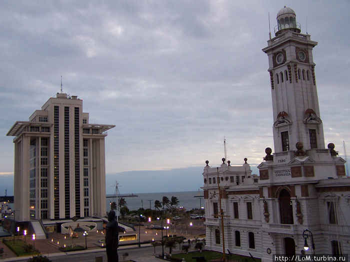 Слева башня Pemex — Petrolium Mexico — государственного монополиста в области добычи, переработки и продажи нефти. Редкое мексиканское здание, выше пары этажей. Веракрус, Мексика