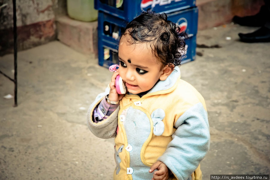 Здесь тоже подкрашивают детям глаза от сглаза Катманду, Непал
