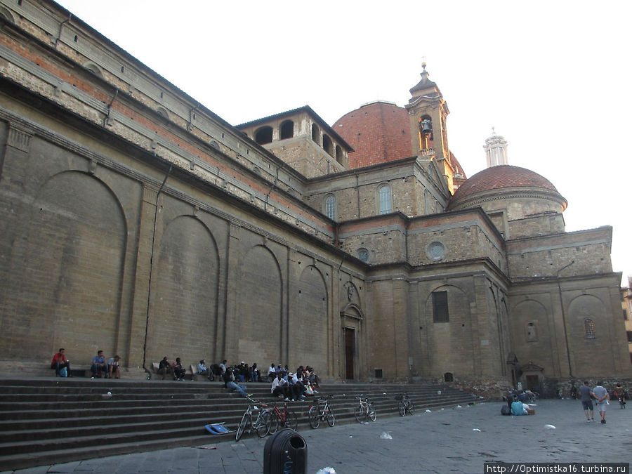 В квартале Сан-Лоренцо у самой старой церкви города Флоренция, Италия