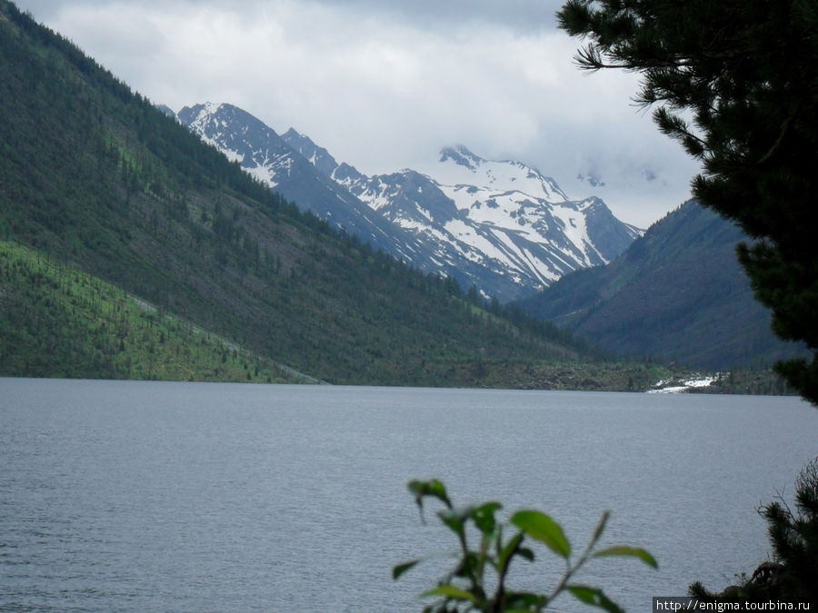 Вид с 1-го озера на окаймляющие его горы. Республика Алтай, Россия