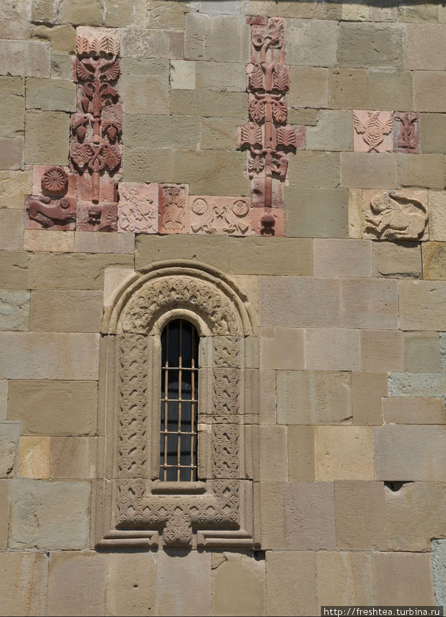 Стены собра снаружи по традиции украшают символические резные орнаменты: виноградные грозди — знак достатка и жизненной силы. Мцхета, Грузия