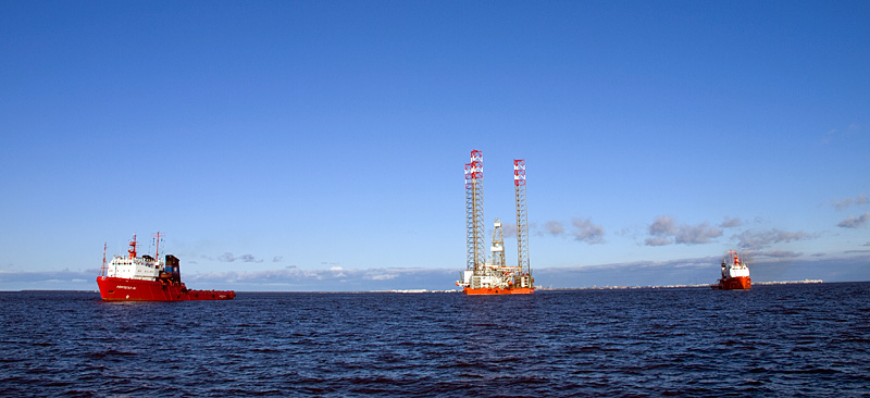 Основная нагрузка при буксировке — на два океанских буксира Нефтегаз. Северодвинск, Россия