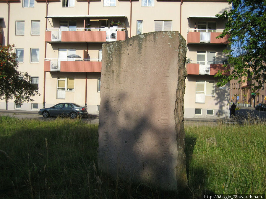 Рунический камень на территории города. Евле, Швеция