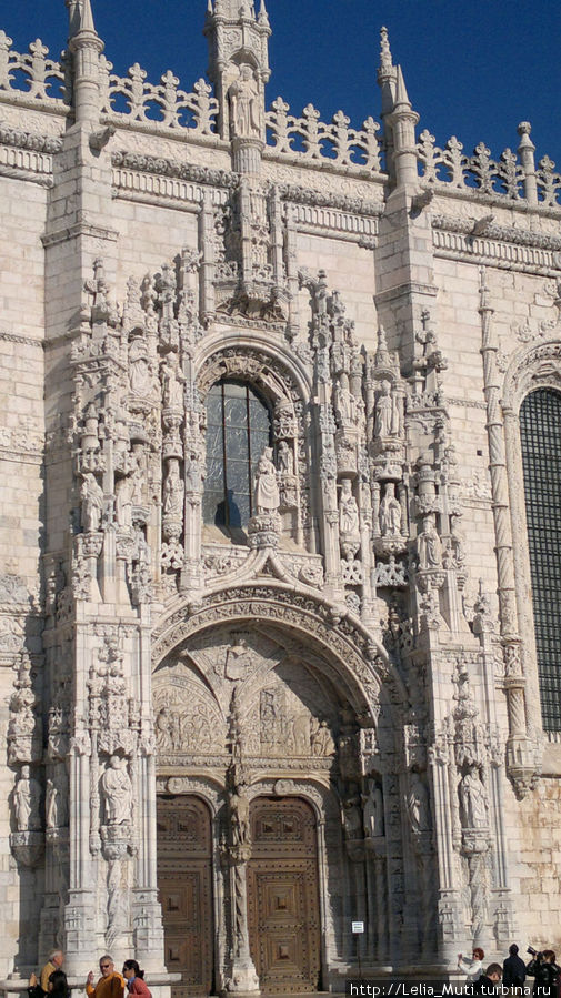 Центральный вход в собор. Лиссабон, Португалия