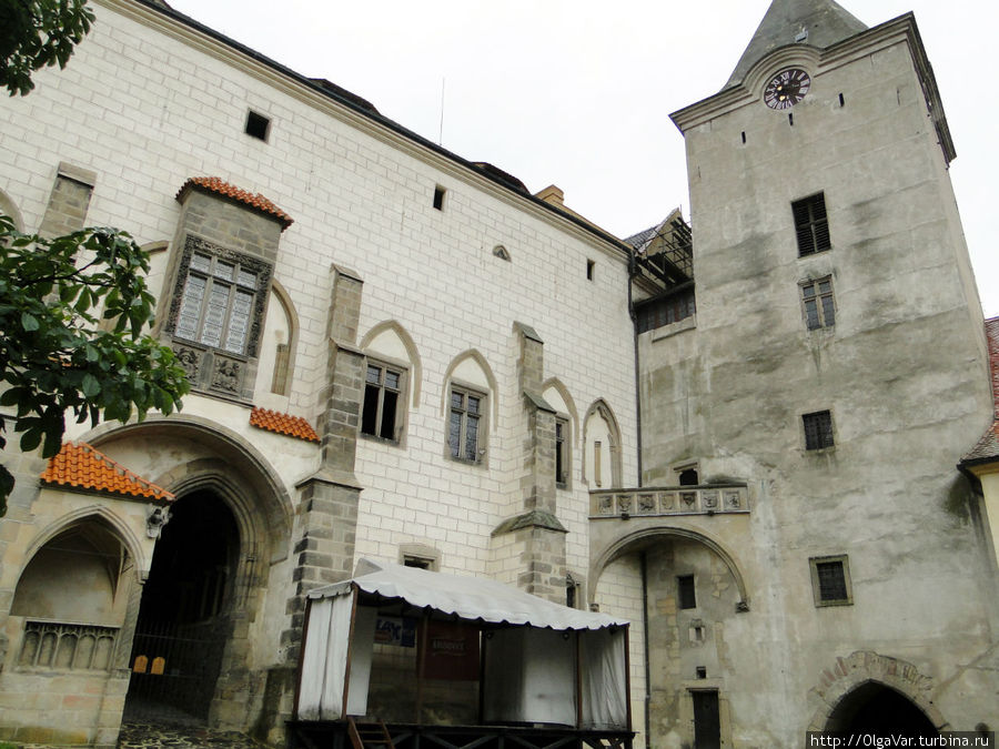 Проходные ворота примыкают к зданию, куда можно попасть только с экскурсией Кршивоклат, Чехия
