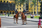 Ах, какие молодцы!  Ах, какие лошадки! Ну и что, что коняжка выложила натурпродукт на асфальт. Красавцев-полицейских это от службы никак не отвлекает. Видимо есть кто-то, следящий за чистотой перуанских улиц.