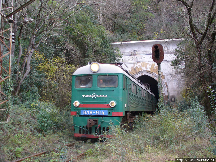 Но при этом по ней еще ходят поезда… Гагра, Абхазия