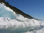 Голубой прозрачный лед вздымается по берегам — торосы байкальские.