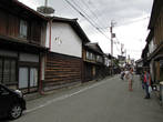 Основной признак — деревянные, не больше 2-х этажей дома, в которых сейчас магазинчики и традиционные японские харчевни