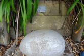 Памятник Каменное яйцо установлен рядом с пирсом