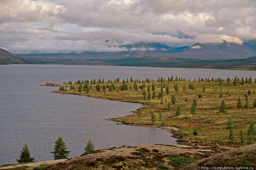 Средняя часть озера. Вид на южную оконечность. В облаках прячется массив Черге. Озеро Момонтай, Россия