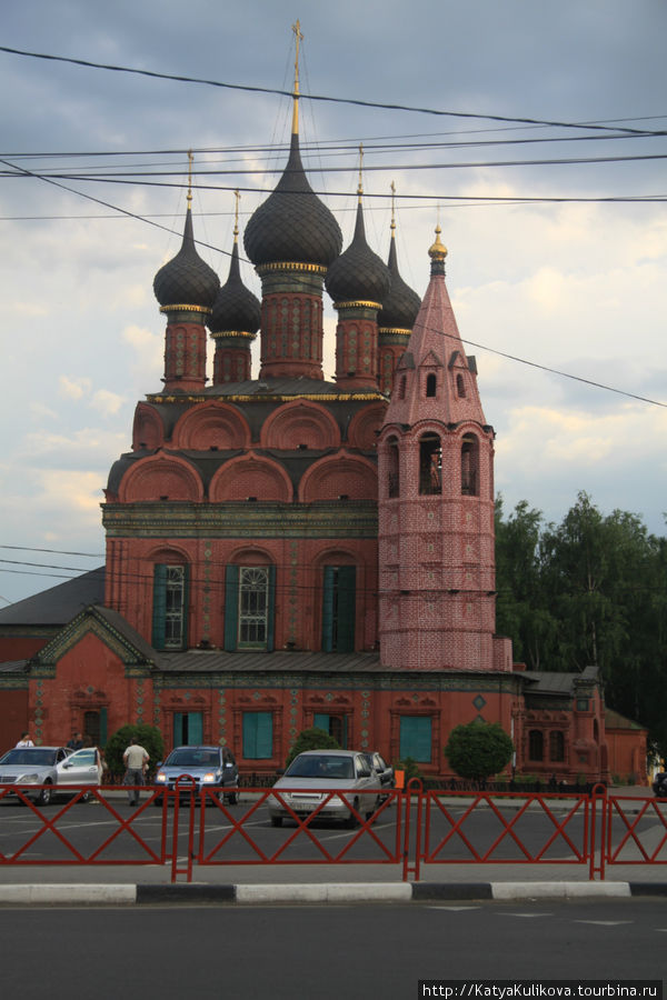Странная башня церкви Богоявления. Она еще и наклонена вбок немного Ярославль, Россия