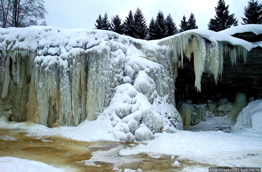 Особенно интересный и фантастичный вид водопад приобретает зимой, когда подморозит, когда застывшая во время морозов водная масса превращается в сверкающую ледяную стену с большими ледяными сосульками. (3 фото из Википедии). Ягала-Йоа, Эстония