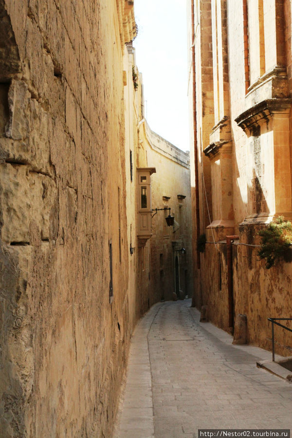 Мдина. Кривые арабские улочки. Сицилия, Италия