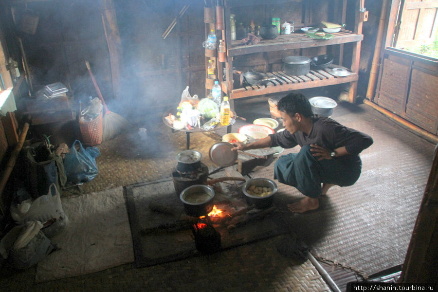 Обычная кухня. Готовят на дровах. Топят по-черному Штат Шан, Мьянма