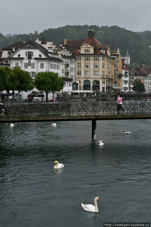 В центре города через реку перекинуто несколько мостов, в том числе пешеходные. Люцерн, Швейцария