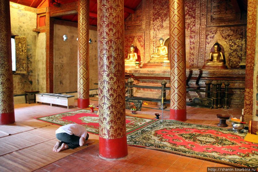 Молитва в пустом храме Чиангмай, Таиланд