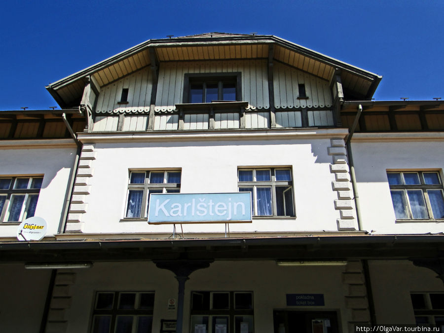 Это вывеска на здании станции Карлштейн, Чехия