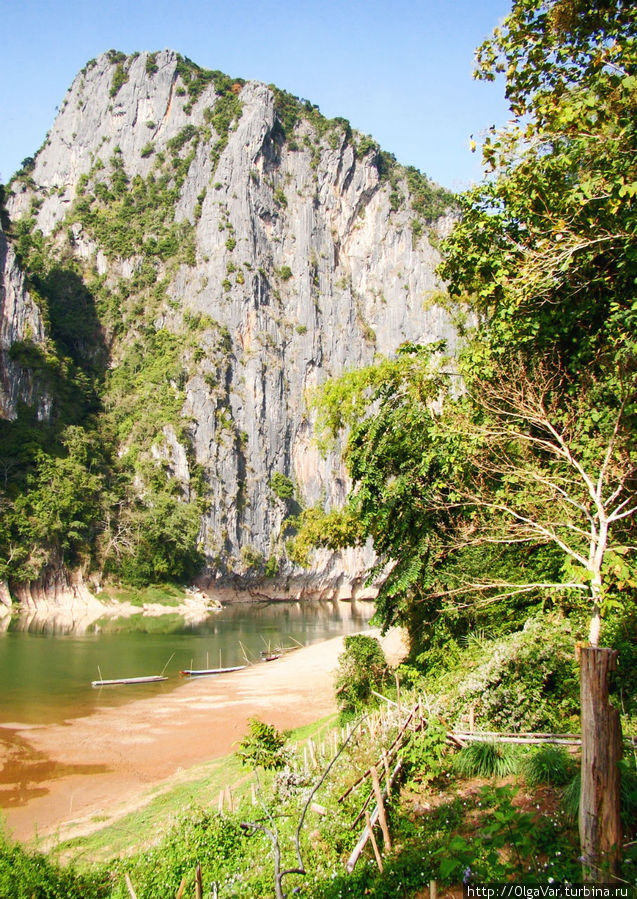 Скала над рекой Нам Оу Бан-Пак-Оу, Лаос