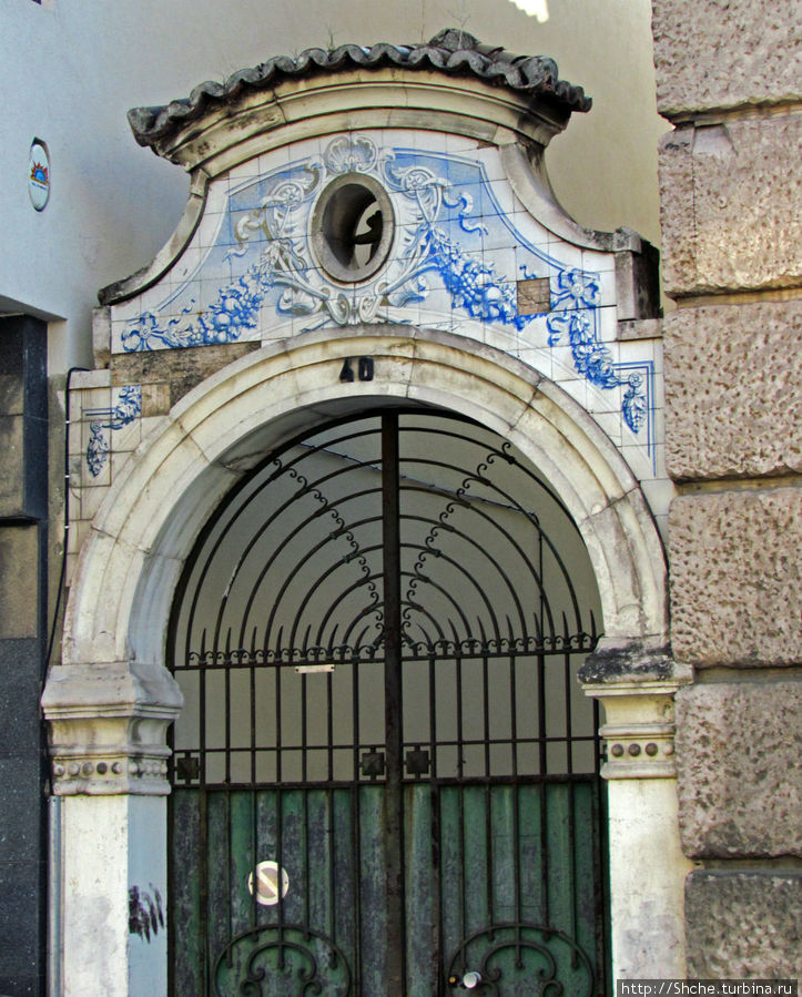 Боковой вход тоже оставил элемент былого величия Лиссабон, Португалия