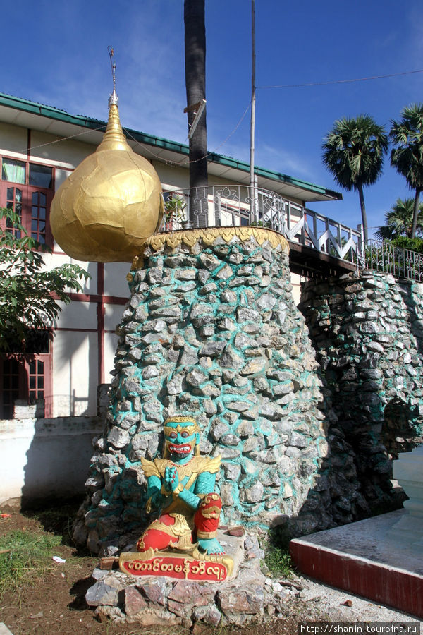Модель знаменитого золотого камня в Чайтьо Амарапура, Мьянма