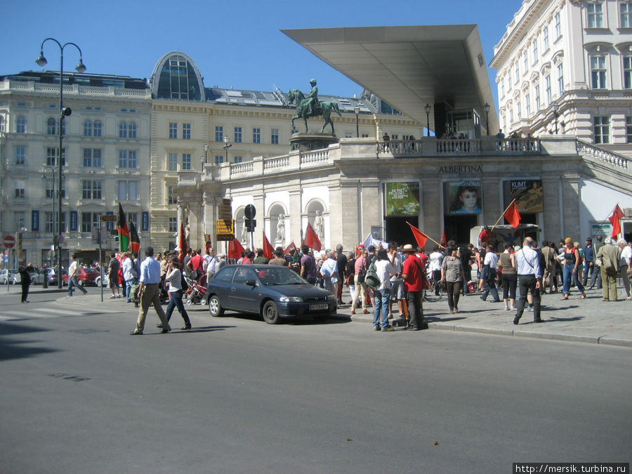 Загадочное шествие с флагами Вена, Австрия