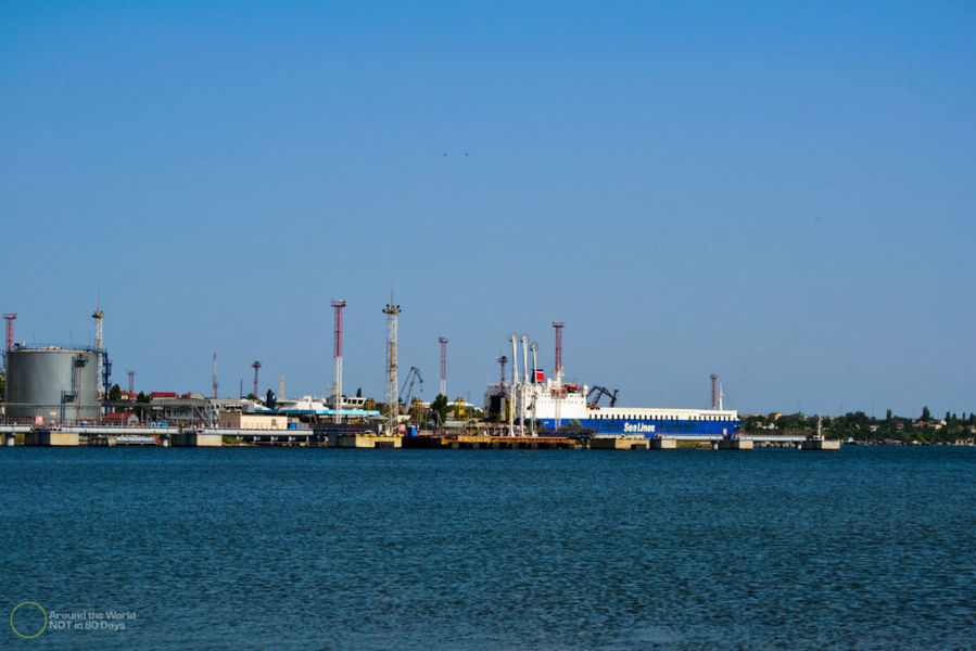 Мимо первого порта Ильичёвск, Украина