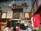 кафе внутри, где висит одна из немногих фотографий Фиделя Кастро с Хемингуэем