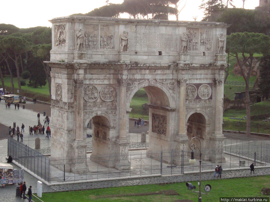 Вид с Колизея на арку Константина. Рим, Италия