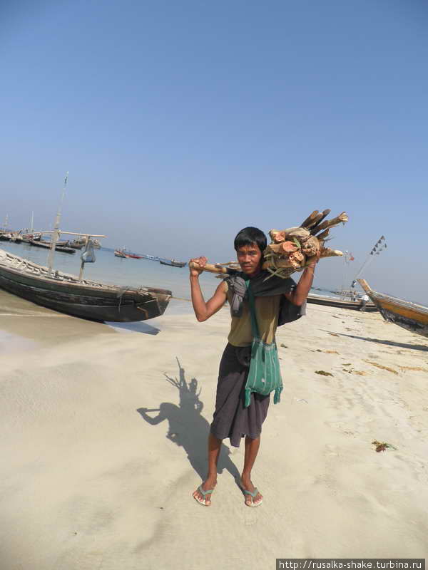 Рыбацкая деревушка. Рыбаки и лодки Нгапали, Мьянма