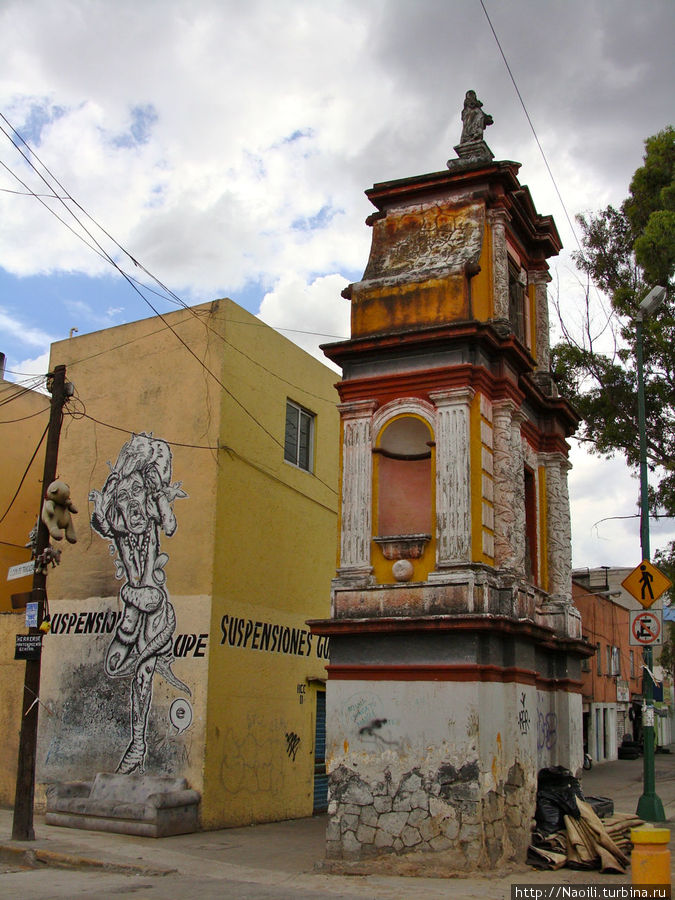 А это что за башенка на углу разрисованного дома?
И почему похожие башенки встречаются каждые 200 метров? Мехико, Мексика