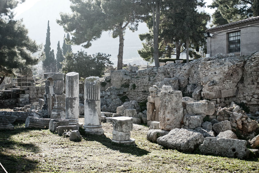 Именно в Коринфе жил в бочке тот самый строптивый киник Диоген Синопский. Коринф, Греция