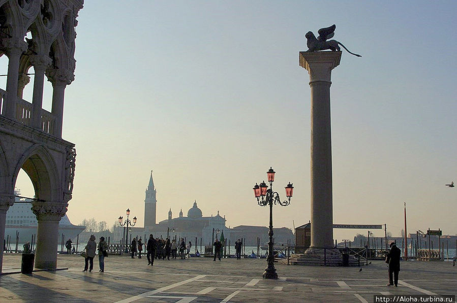 Лев на мраморном столбе. Венеция, Италия