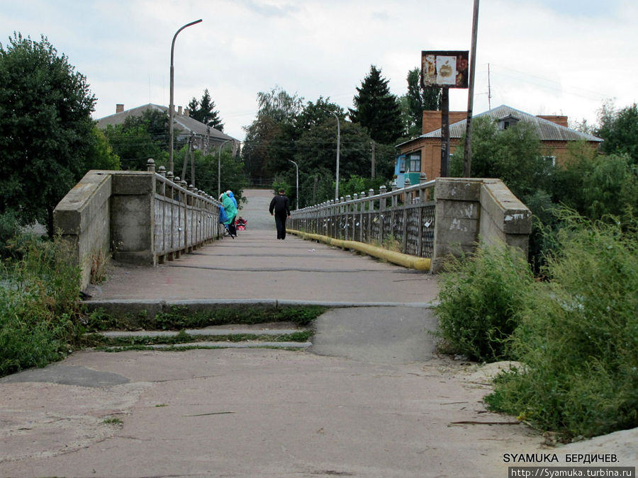 Пешеходный мостик соединяет два района. По улице Красина из центра Нового города можно попасть в Качановку. Бердичев, Украина