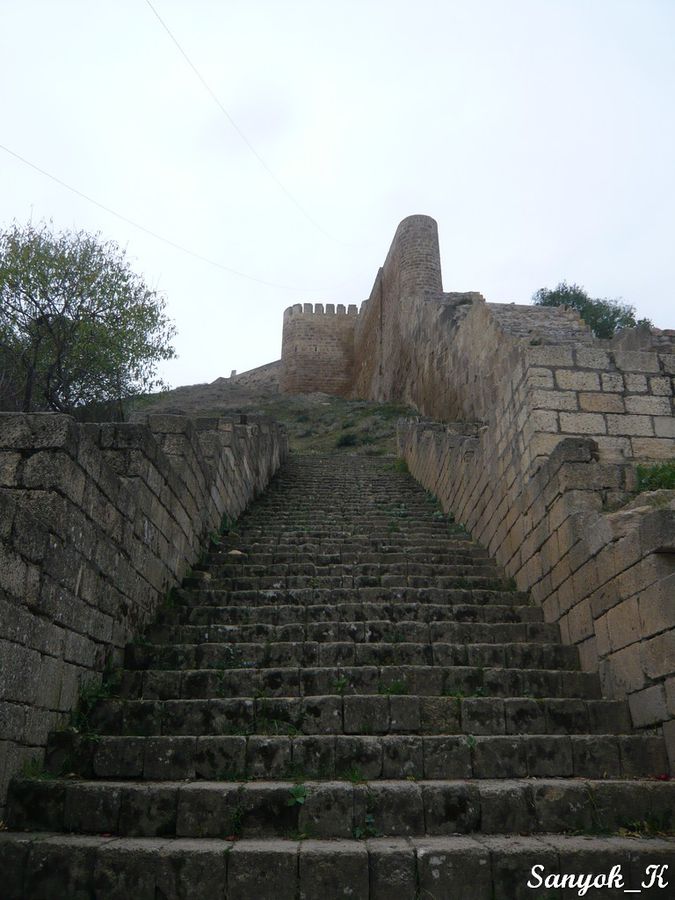 Длинная лестница между огородами ведет к цитадели крепости Дербент, Россия