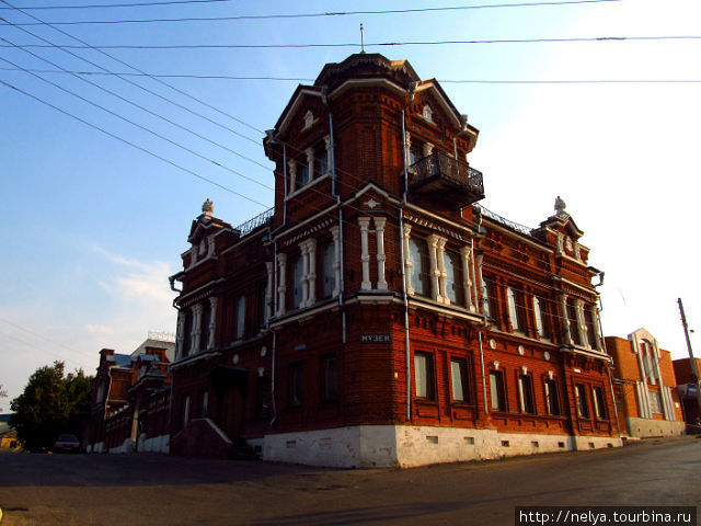Бывший купеческий дом, теперь музей, который очень любят посещать туристы, путешествующие на теплоходе по Оке из Москвы Павлово, Россия