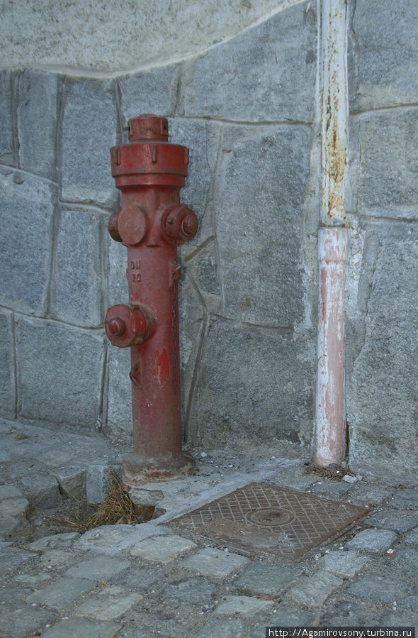 Пожарный гидрант. Пьемонт, Италия