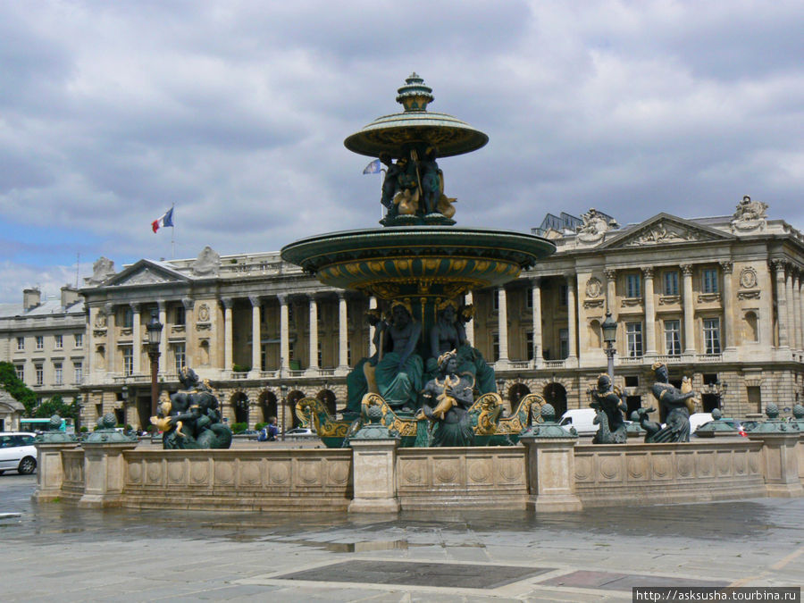 Фонтаны на площади Конкорд напоминают римские на площади Св. Петра. Фонтаны украшены статуями Тритона, Нереиды и других мифических персонажей. Париж, Франция